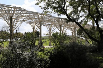 What Are The Best Materials for Garden Parasol Umbrella Poles?