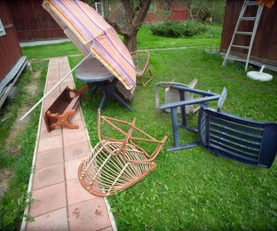How To Decorate Around An Umbrella Pole