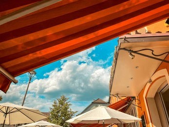 What Are The Benefits of Aluminum Vs. Steel in Garden Parasol Umbrellas?