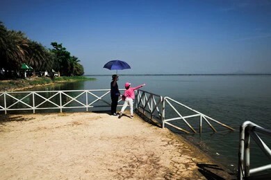 Best Guide To Choosing A Commercial Outdoor Umbrella for Your Business