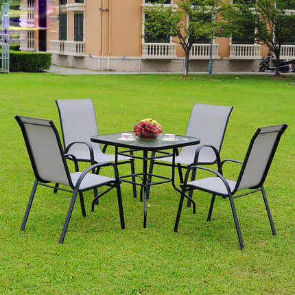 The characteristics of outdoor patio furniture tables and chairs